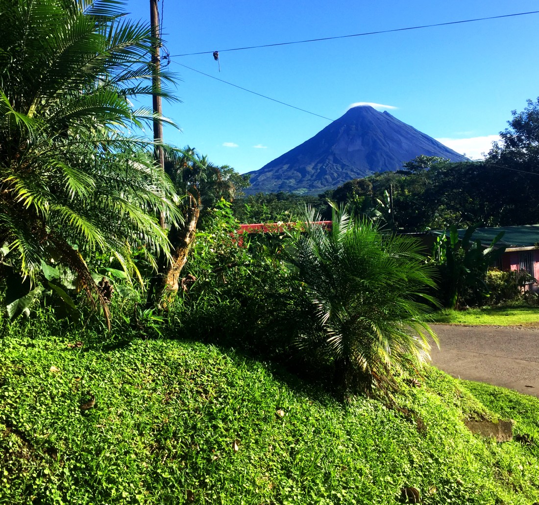 silhouette volcan ciel bleu.jpg